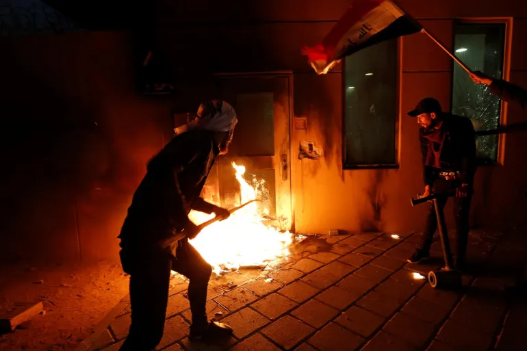 Para demonstran di sekitar Kedutaan Besar Amerika Serikat di Baghdad membakar sebagian fasilitas di dalam kompleks tersebut. (Reuters)
