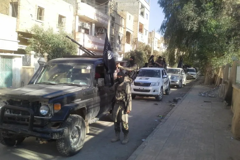 Para militan dari kelompok Negara Islam (ISIS) di kota Deir ez-Zor, timur laut Suriah (Al Jazeera – Arsip)