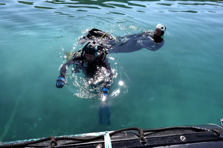 Arkeolog Swiss Albert Hafner berenang dalam misi pencarian artefak di Danau Ohrid (Reuters).