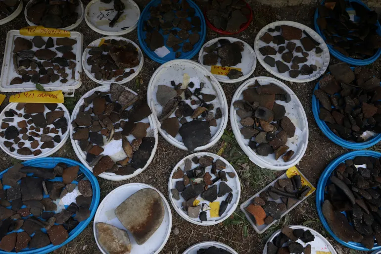 Pengeringan keramik, tulang hewan, dan benda-benda lain setelah diangkat dari perairan Danau Ohrid (Reuters).