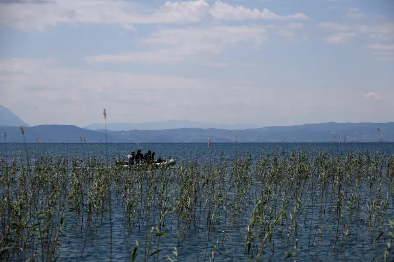 Tim arkeolog mengemudikan perahu di Danau Ohrid, di desa Lin, Albania (Reuters).