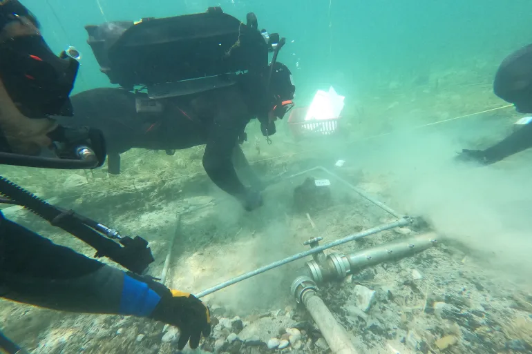 Para arkeolog menyelam di Danau Ohrid untuk menemukan artefak, di desa Lin, Albania (Reuters, Kristi Anastasí).