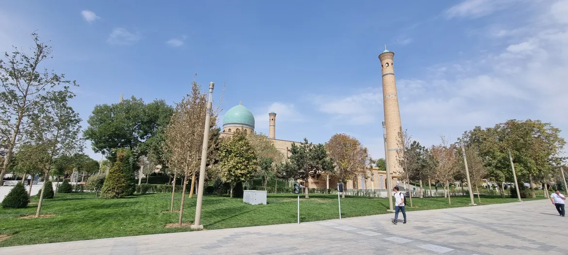 Tidak jauh dari pusat tersebut terletak Kompleks Imam al-Bukhari yang mencakup sebuah masjid dan madrasah-madrasah agama (Al Jazeera)