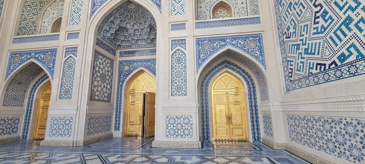 Gedung Markaz ini memiliki 4 gerbang setinggi 34 meter dan sebuah kubah utama dengan ketinggian 65 meter (Al Jazeera)