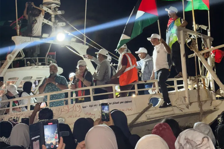 Kapal “Umar al-Mukhtar” berlayar menuju Gaza di tengah kerumunan massa yang melepas keberangkatan (Al Jazeera)