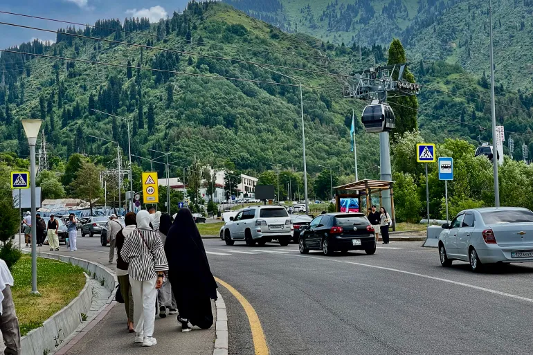 Transportasi di Almaty sangat baik, dengan salah satu jaringan bus listrik terbaik di negara itu, dan jalan-jalannya pun bersih (Al Jazeera).