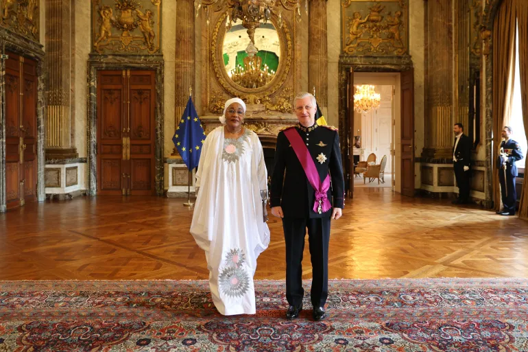 Mantan duta besar Guinea untuk Brussel, Aissata Doukouré, bersama Raja Belgia Philippe (Istana Kerajaan Belgia)