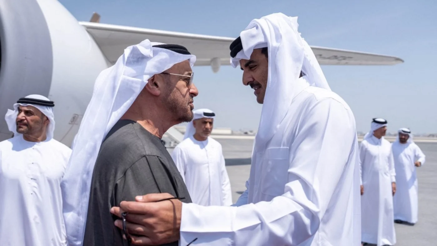 Emir Qatar Sheikh Tamim bin Hamad al-Thani (kanan) menyambut Presiden UEA Sheikh Mohamed bin Zayed al-Nahyan di Doha, pada 10 September 2025 (AFP/Handout dari Amiri Diwan).