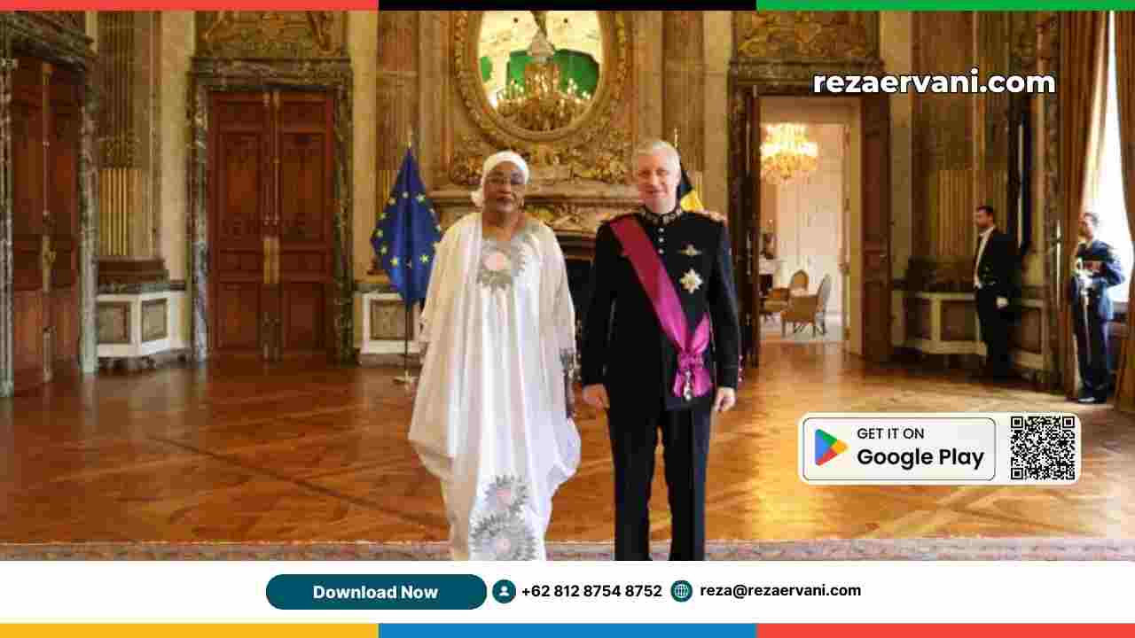 Mantan duta besar Guinea untuk Brussel, Aissata Doukouré, bersama Raja Belgia Philippe (Istana Kerajaan Belgia)