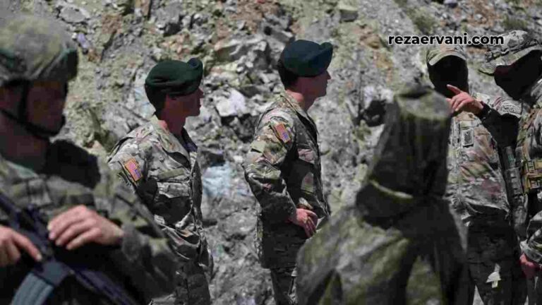 Para tentara Amerika Serikat ambil bagian dalam latihan militer bersama dengan personel Pasukan Keamanan Kosovo di desa Babaj Bokes, Kosovo, pada 3 Juni.