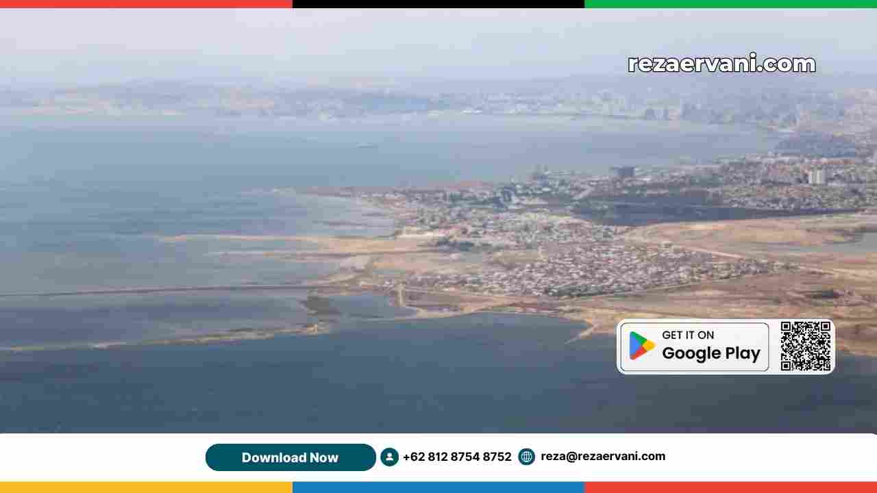 Foto udara Laut Kaspia dekat Kota Baku, di mana perkiraan menunjukkan penurunan permukaan airnya antara 20 hingga 30 sentimeter per tahun (Reuters)