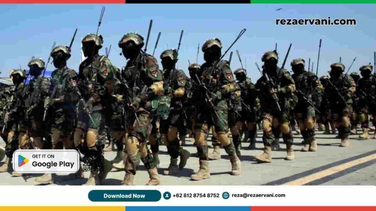 Sejumlah anggota pasukan keamanan Taliban tampil dalam parade militer untuk memperingati tiga tahun penarikan pasukan Amerika Serikat dari Afghanistan. Acara tersebut digelar di Pangkalan Udara Bagram pada 14 Agustus 2024. (Associated Press)