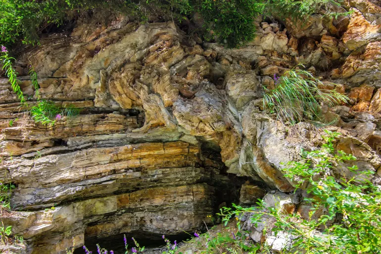 Lipatan antiklin dikenal sebagai lipatan pada lapisan batuan yang berbentuk kubah atau lengkungan ke atas