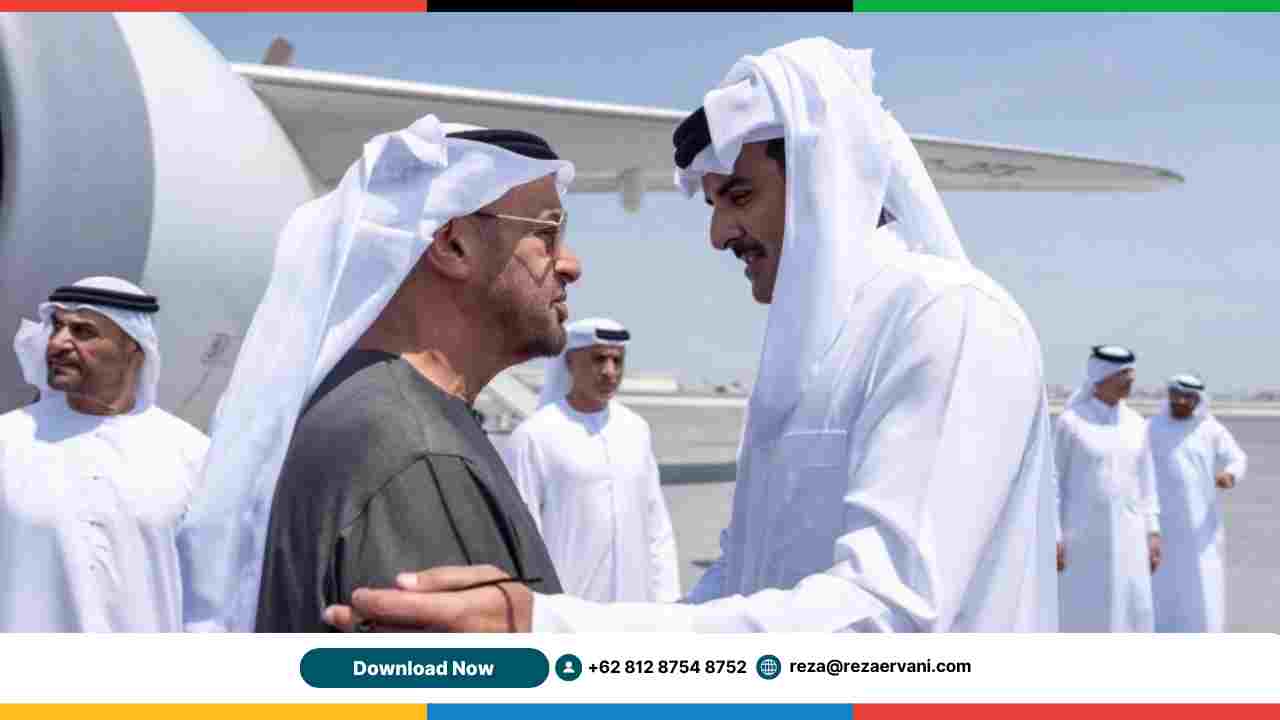 Emir Qatar Sheikh Tamim bin Hamad al-Thani (kanan) menyambut Presiden UEA Sheikh Mohamed bin Zayed al-Nahyan di Doha, pada 10 September 2025 (AFP/Handout dari Amiri Diwan).