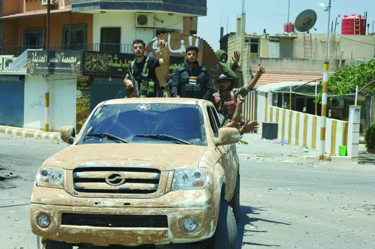 Sejumlah anggota milisi Druze yang loyal kepada al-Hijri melakukan patroli di Suwayda setelah tercapainya perjanjian gencatan senjata (AFP)