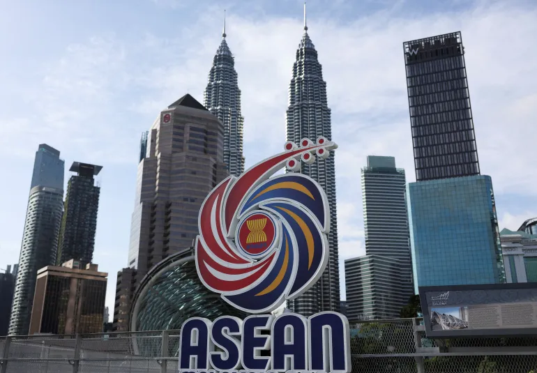 Logo ASEAN ditampilkan dengan latar belakang cakrawala Kuala Lumpur menjelang KTT ASEAN di Kuala Lumpur, Malaysia, pada 23 Mei 2025 [Hasnoor Hussain/Reuters].