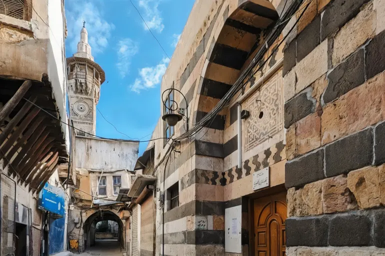 Distrik Asy-Shaghur adalah jantung yang berdenyut dengan kenangan; di sekelilingnya tersebar gang-gang sempit yang menyerupai urat-urat nadi yang saling berjalin, mengalir di jalur-jalur berliku di antara rumah-rumah Damaskus. (Media sosial)