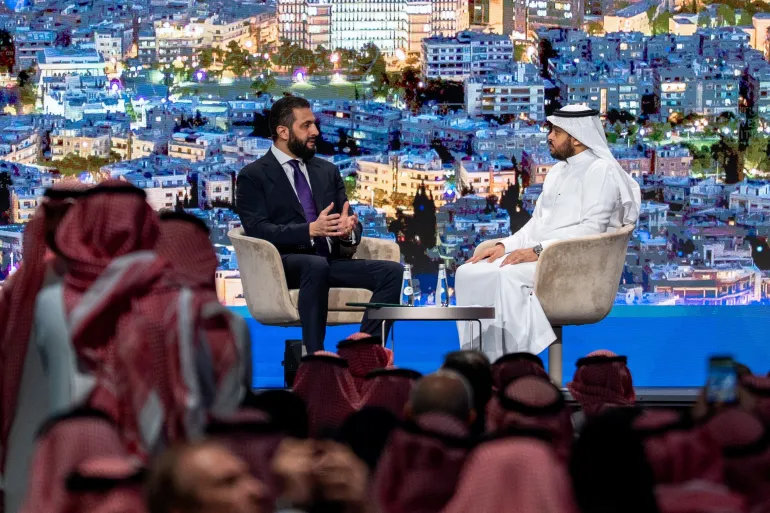 Presiden Suriah **Ahmad al-Sharaa** saat berpartisipasi dalam sesi dialog dalam rangkaian **Konferensi Inisiatif Investasi Masa Depan 2025 di Riyadh**. *(Reuters)*