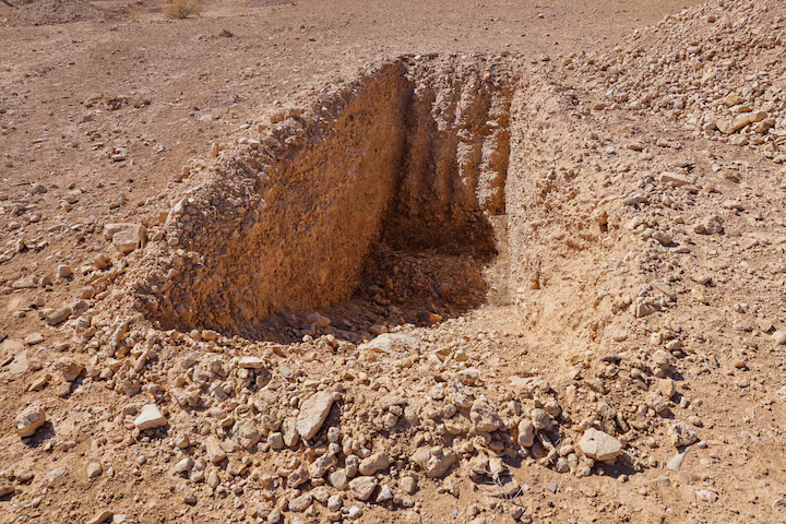 Sebuah detail menunjukkan parit yang belum selesai digali — menurut kesaksian salah satu saksi kepada Reuters — yang diperuntukkan bagi jenazah di lokasi kuburan massal di padang pasir dekat kota Dhumair, Suriah timur, 27 Februari 2025.REUTERS/Khalil Ashawi