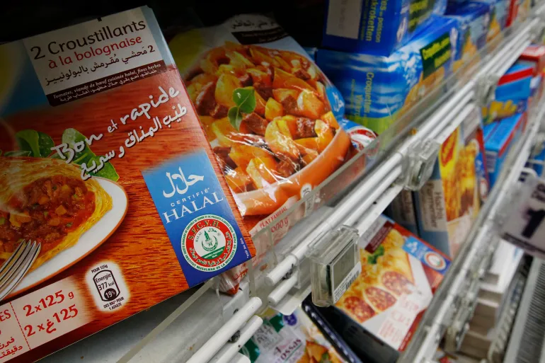 Kemasan produk makanan halal di salah satu toko di Kota Nantes, Prancis bagian barat, pada 7 September 2010 (Reuters)
