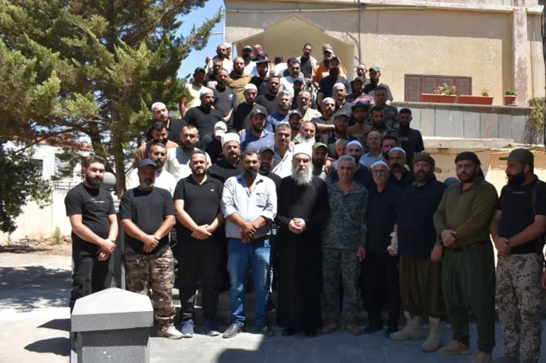 Syekh al-Hijri saat menerima salah satu faksi militer yang tergabung dalam Garda Nasional (Al Jazeera)