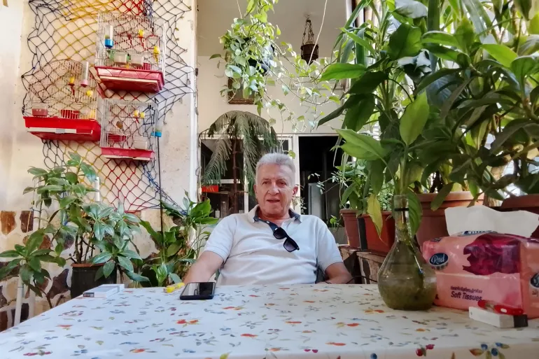 Bekhor Shmantob, Ketua komunitas Yahudi di Suriah, di dalam rumahnya (Al Jazeera)