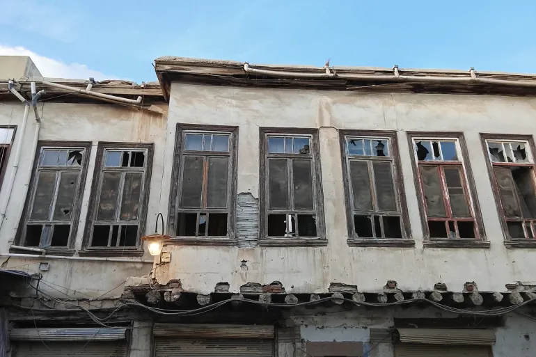 Jendela rumah salah satu warga Yahudi Suriah mencerminkan kondisi kelalaian dan keterlupaan, sementara pemerintah tengah berupaya merenovasinya (Al Jazeera)