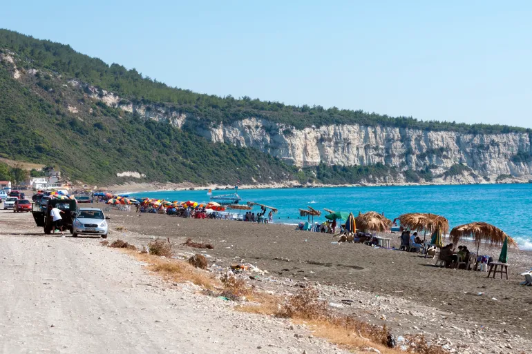 Pemandangan dari Pantai Wadi Qandil, yang terletak di utara Kota Latakia, Suriah