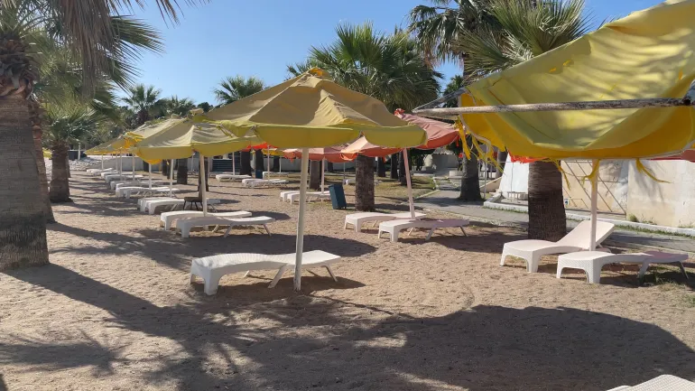 Suasana memukau yang terekam oleh Al Jazeera Net di Resor wisata Lamira dan Rotana di Latakia. (Al Jazeera)