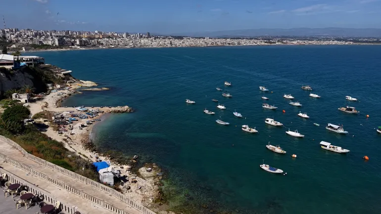 Corniche kota dan pelabuhannya merupakan salah satu daya tarik wisata utama di Latakia. (Al Jazeera)