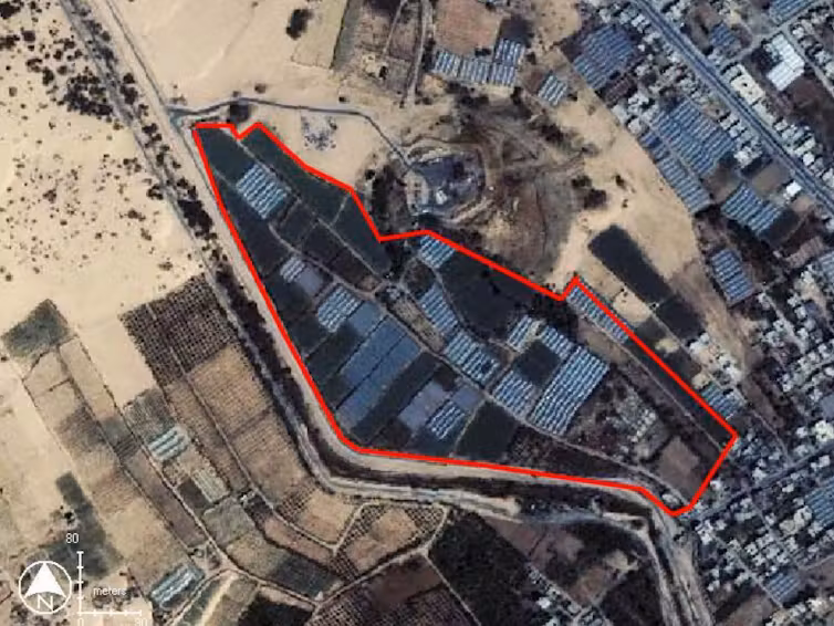 Sebelum dan Sesudah: 44 hektare lahan pertanian dan rumah kaca dihancurkan di perbatasan Rafah (Desember 2003).