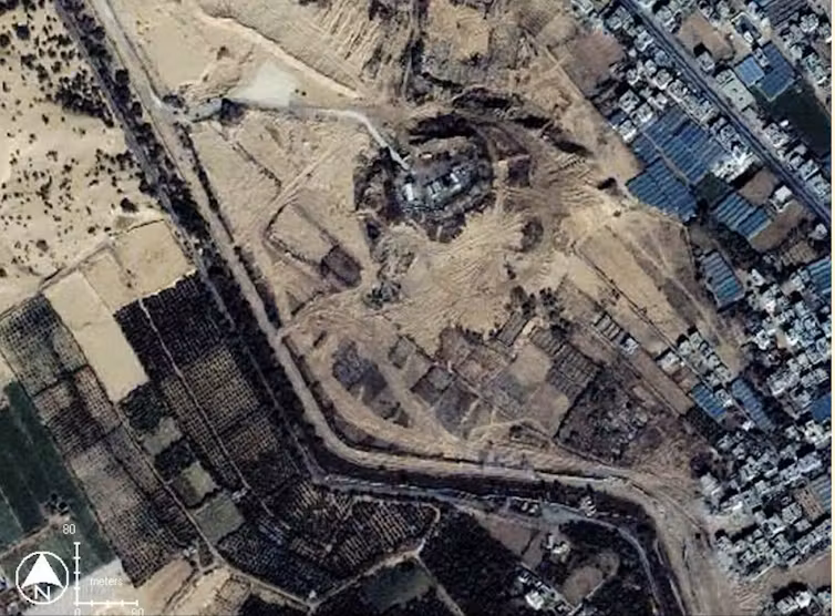 Sebelum dan Sesudah: 44 hektare lahan pertanian dan rumah kaca dihancurkan di perbatasan Rafah (Desember 2003).