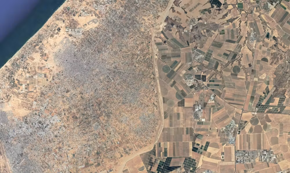 Citra satelit memperlihatkan perbedaan antara pertanian keluarga skala kecil di Gaza bagian selatan (kiri) dan pertanian industri yang sangat disubsidi di Israel.Sumber: Google Earth, CC BY-SA