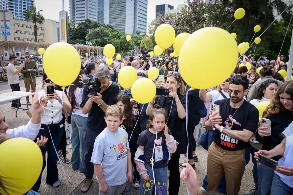 Keluarga tawanan Israel, Omri Miran, menggelar acara perayaan ulang tahunnya saat ia masih berada dalam tahanan Hamas, di Lapangan Tawanan, Tel Aviv, pada 11 April 2025. (Avshalom Sassoni/Flash90)
