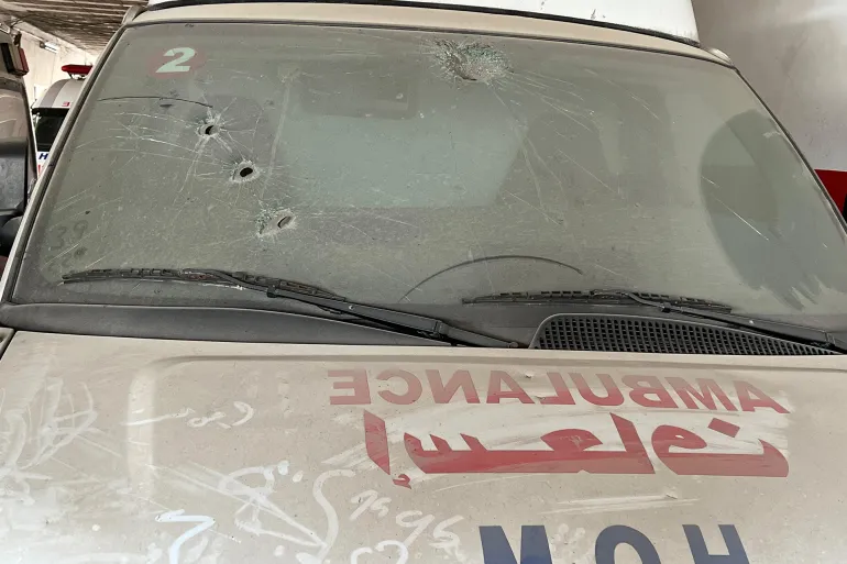 Sebuah mobil ambulans menjadi sasaran langsung oleh pasukan penjajah Israel selama perang (Al Jazeera).