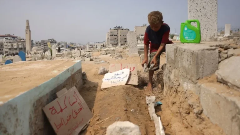 palestine-gaza-city-grave-anas-al-sharif-august-2025-bashar-taleb-afp.jpg (1)