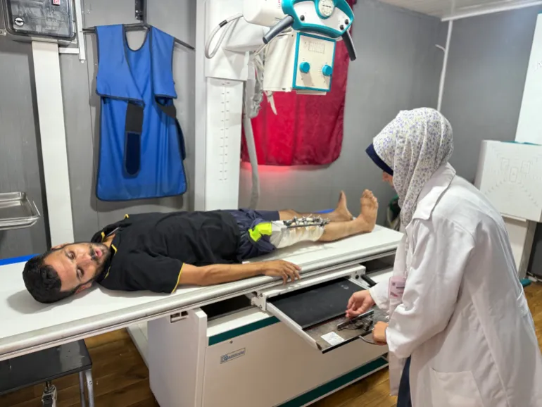 Rumah Sakit Kuwait Spesialis menghentikan operasi terjadwal karena kekurangan obat-obatan dan peralatan medis (Al Jazeera)