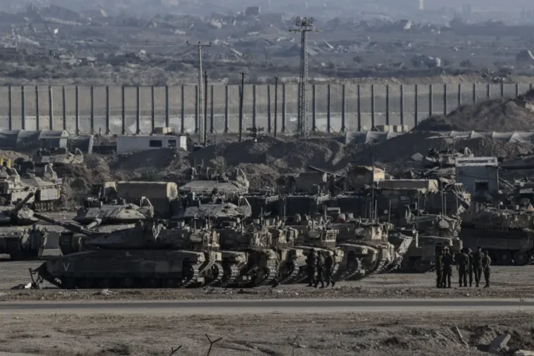 Tank dan kendaraan lapis baja milik tentara Israel terlihat bergerak di dekat perbatasan Gaza, sementara serangan Israel terhadap Jalur Gaza terus berlangsung tanpa henti, pada 15 September 2025. [Tsafrir Abayov – Anadolu Agency]