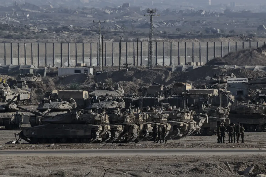Tank dan kendaraan lapis baja milik tentara Israel terlihat bergerak di dekat perbatasan Gaza, sementara serangan Israel terhadap Jalur Gaza terus berlangsung tanpa henti, pada 15 September 2025. [Tsafrir Abayov – Anadolu Agency]