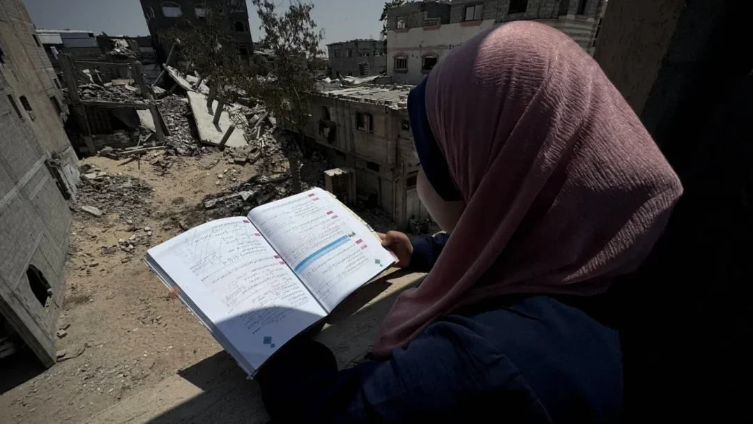 Khan-Younis-Gaza-student-studies-22-6-2025-Reuters.jpg