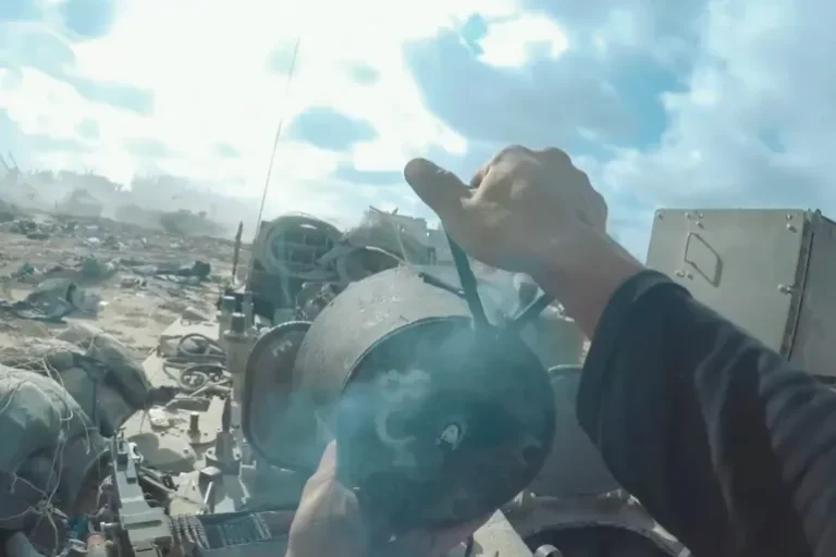 Cuplikan dari operasi Al-Qassam sebelumnya menunjukkan salah seorang pejuangnya menempatkan bom ke dalam sebuah kendaraan Israel, menurut Media Militer Al-Qassam.