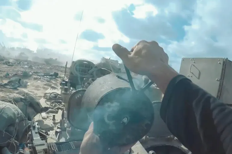 Cuplikan dari operasi Al-Qassam sebelumnya menunjukkan salah seorang pejuangnya menempatkan bom ke dalam sebuah kendaraan Israel, menurut Media Militer Al-Qassam.