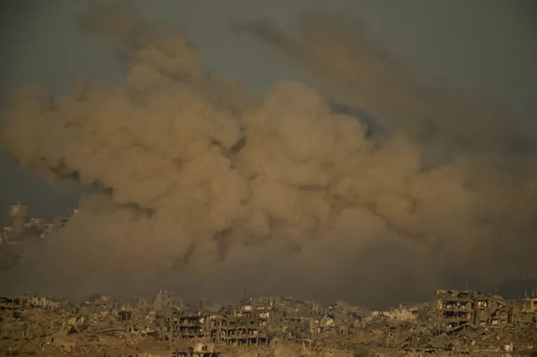 Pasukan pendudukan terus menghancurkan sisa bangunan hunian di Kota Gaza (Associated Press).