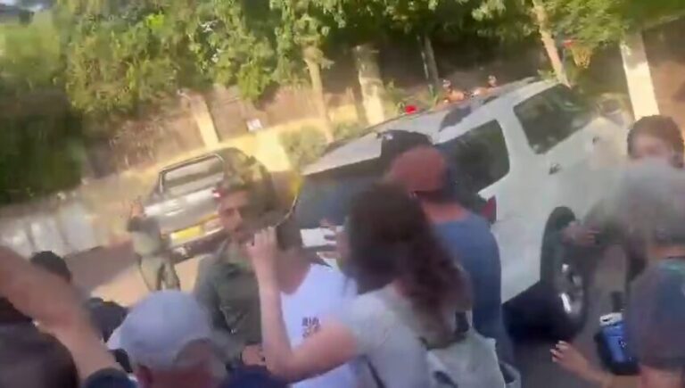 polisi_bubarkan_demo_warga_israel