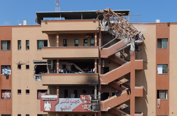 Kolong tangga timur Rumah Sakit Nasser, tempat para jurnalis berkumpul sepanjang perang di Gaza untuk merekam dan melaporkan berita, rusak akibat serangan Israel pada 25 Agustus. REUTERS/Ramadan Abed