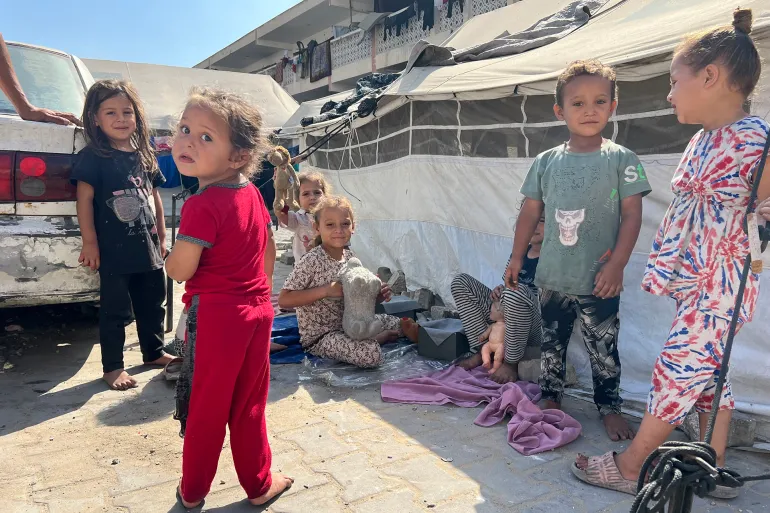 Anak-anak dari sebuah keluarga Palestina bermain dengan sisa-sisa mainan yang masih ada. (Sumber foto: Al Jazeera)