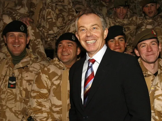 Mantan Perdana Menteri Inggris Tony Blair (tengah) mengunjungi pasukan Inggris di Basra, Irak selatan, pada 17 Desember 2006 (Reuters).