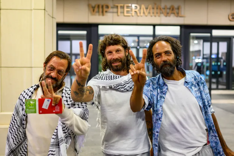 Para aktivis Armada Sumud setelah tiba di Bandara Istanbul (AFP)