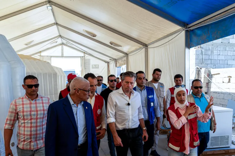 Wakil Sekretaris Jenderal PBB untuk Urusan Kemanusiaan, Tom Fletcher, mengunjungi fasilitas Bulan Sabit Merah di kota Al-Arish (AFP).