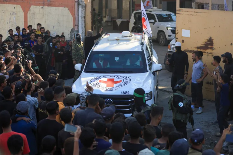Kendaraan Palang Merah saat proses pemindahan gelombang pertama tawanan Israel (Reuters)